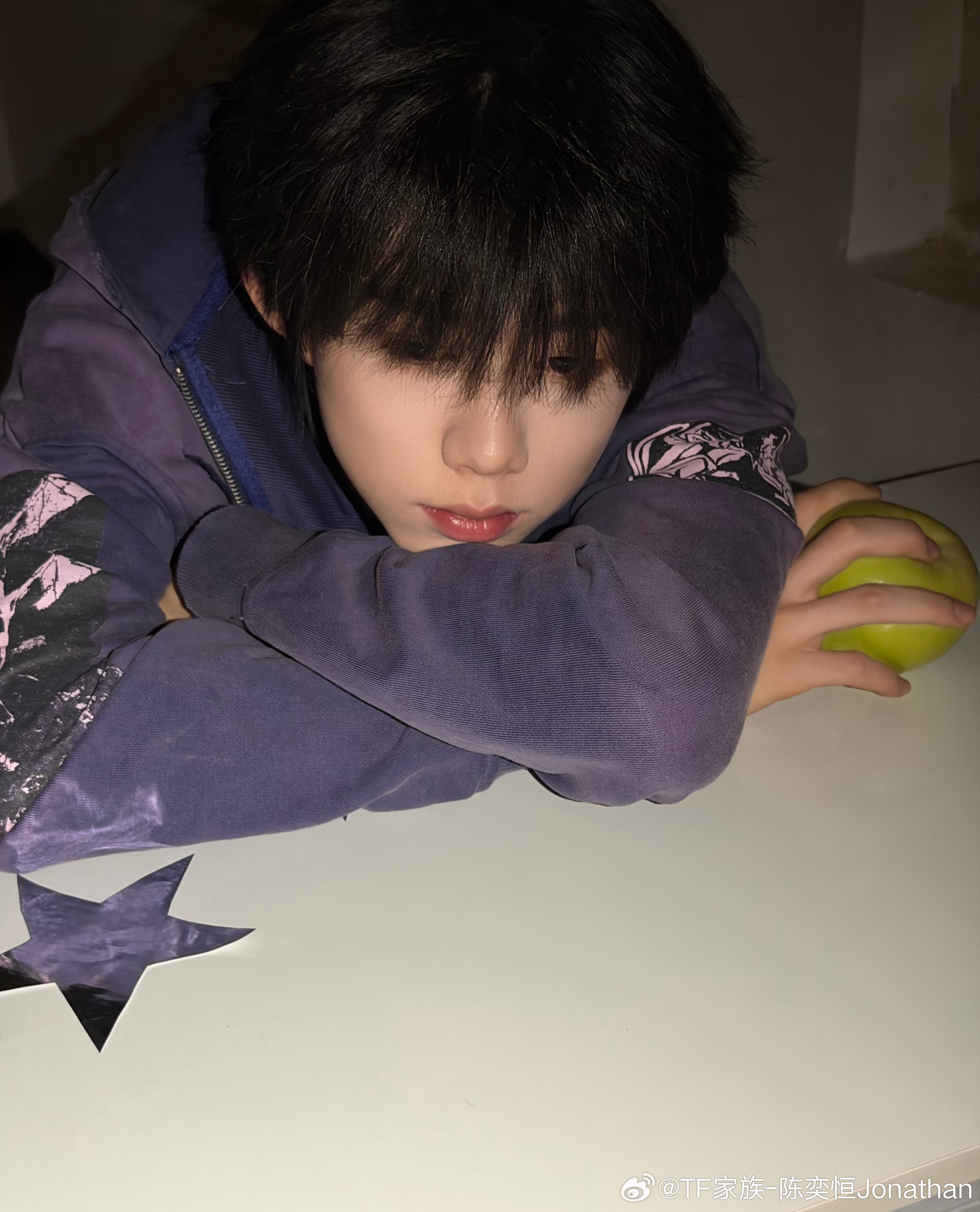 陈奕恒青苹果忧郁少年 陈奕恒新鲜18宫格大片🈶青苹果🍏忧郁少年，垂眸氛围感拉