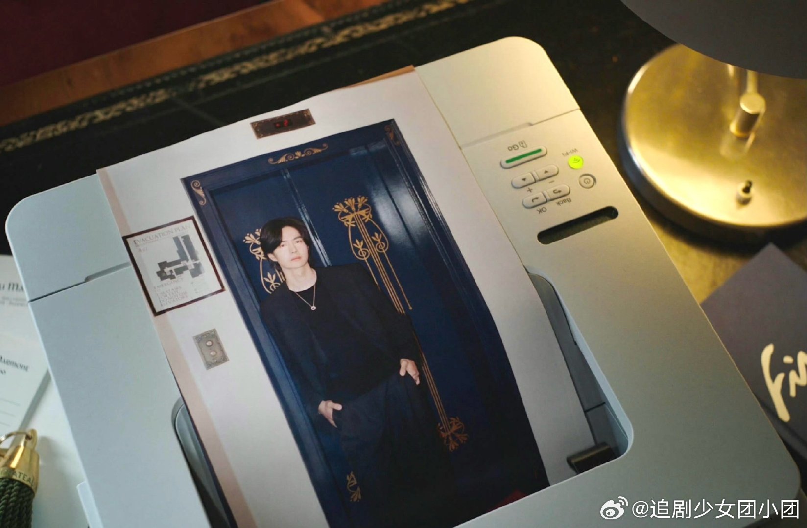 全新的王一博王一博连庄出镜再次邂逅马尔蒙庄园，镜头里松弛又富有故事感，每一次亮相
