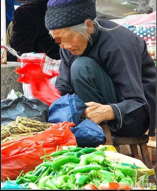 照片上的这位阿婆今年91岁了，她靠自己一双手帮儿子还完了75万元得债务。你能想象