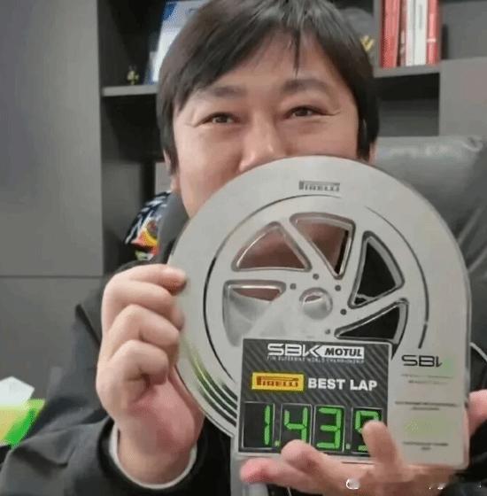 李亚鹏心疼张雪拍卖奖杯：准备找朋友拍下送回去据报道，近日，李亚鹏在直播中回应张雪