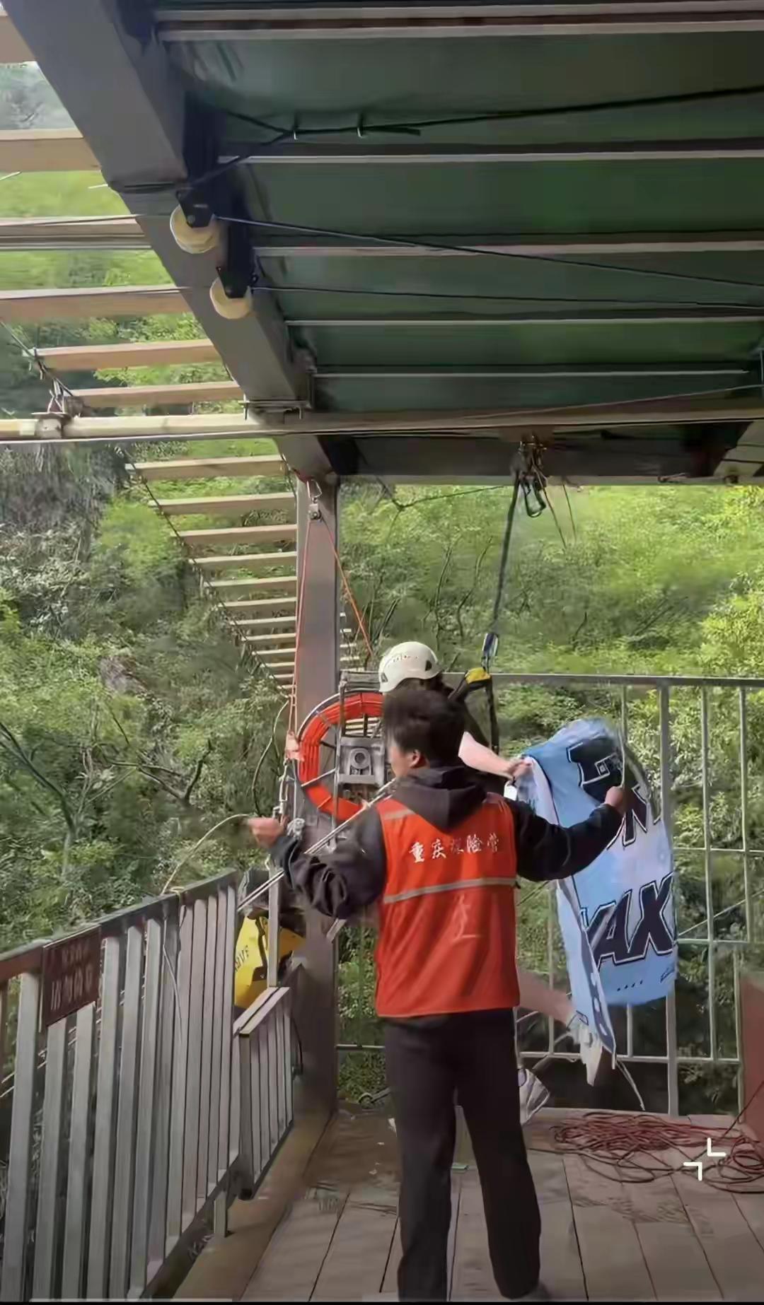 女游客荡个秋千就没起来！

华蓥市“5·3”事故调查组5月5日通报：5月3日下午
