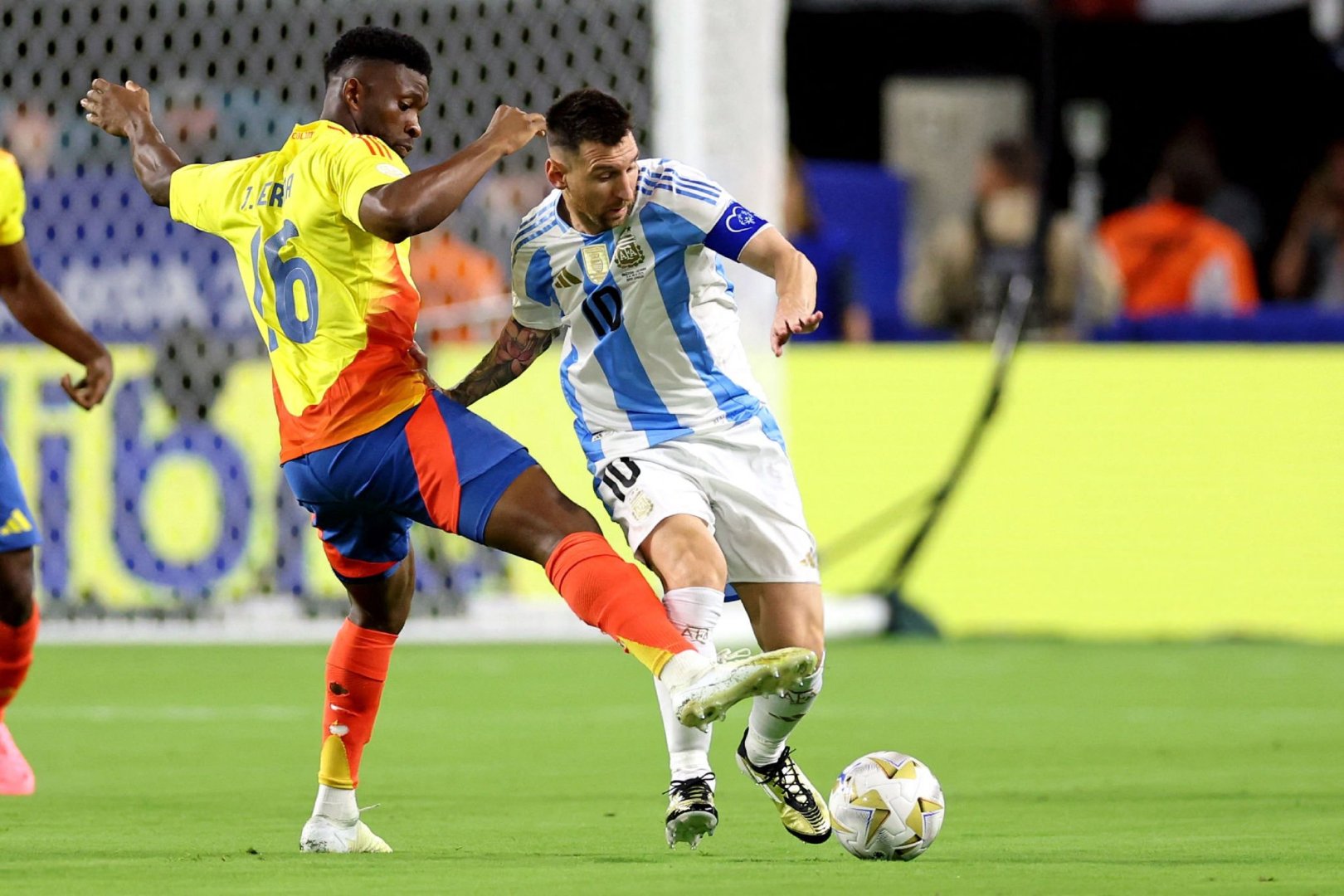 哥伦比亚开场高位抢得凶啊！#梅西[超话]# #美洲杯决赛# #阿根廷vs哥伦比亚