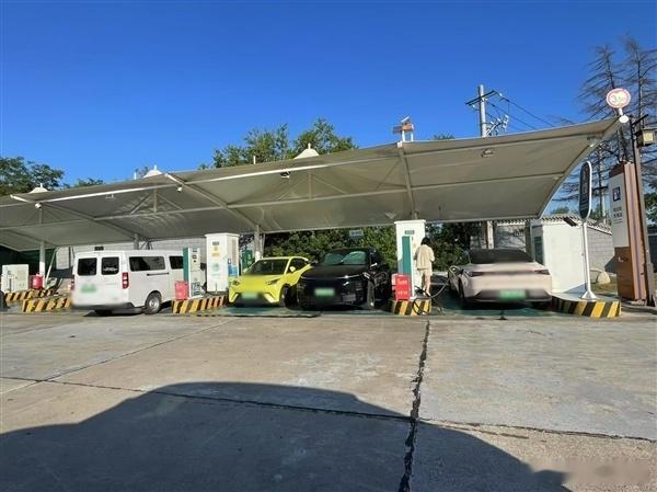 国庆假期高速新能源汽车充电量超1.2亿度10月9日，据央视新闻报道，从国家能源局