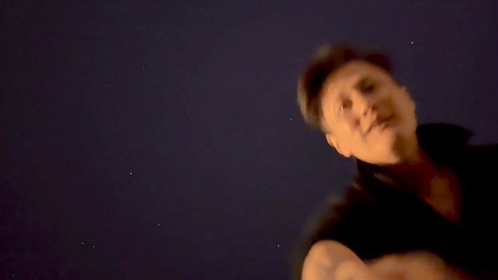 徐冬冬摔倒尹子维急成啥样了看夜景时徐冬冬意外摔倒，尹子维秒变慌张模样，俯身细心系