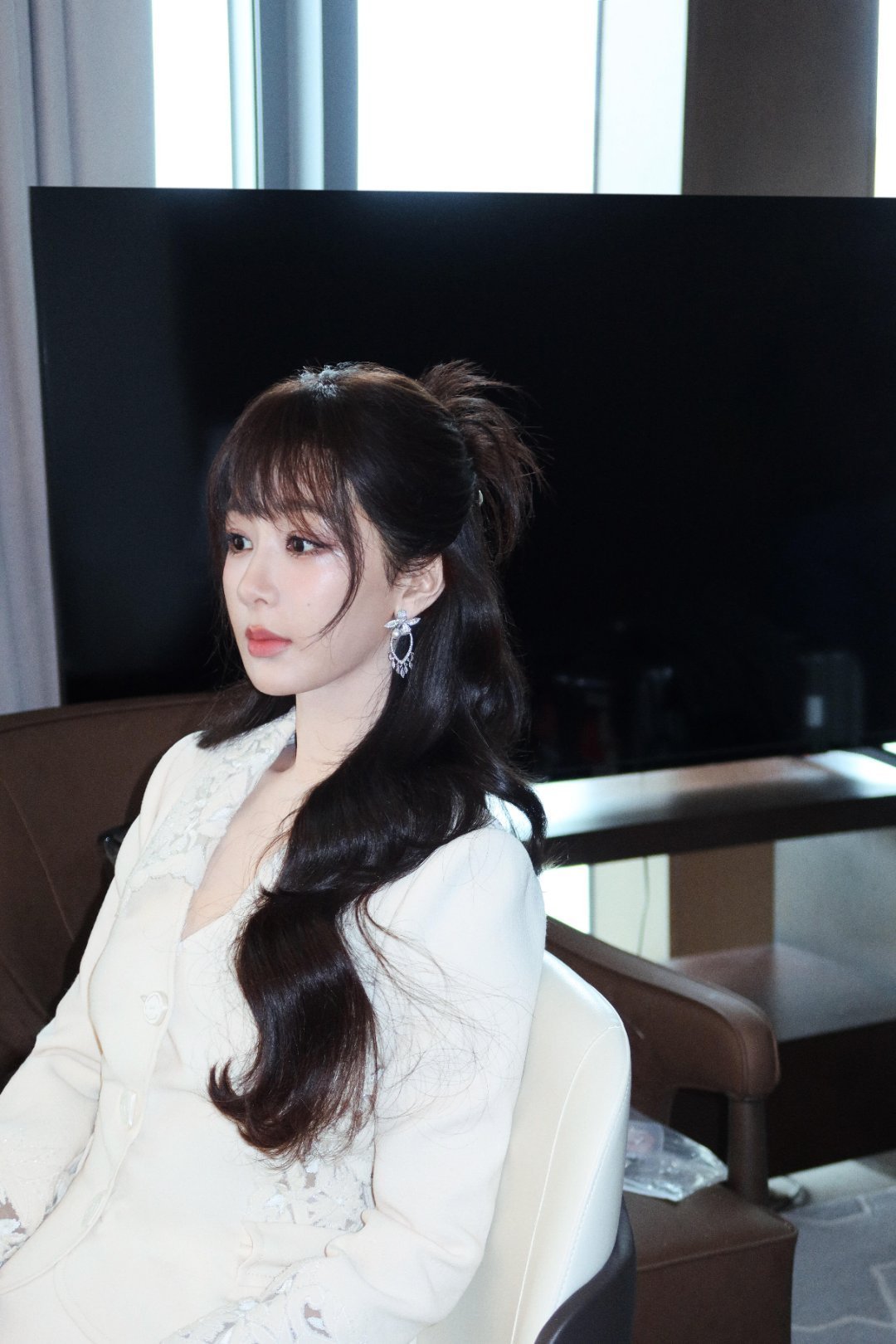 杨紫｜品牌活动哇唔   ～   造型预览先行 ，亮相今日品牌活动的杨紫 ，惊喜带