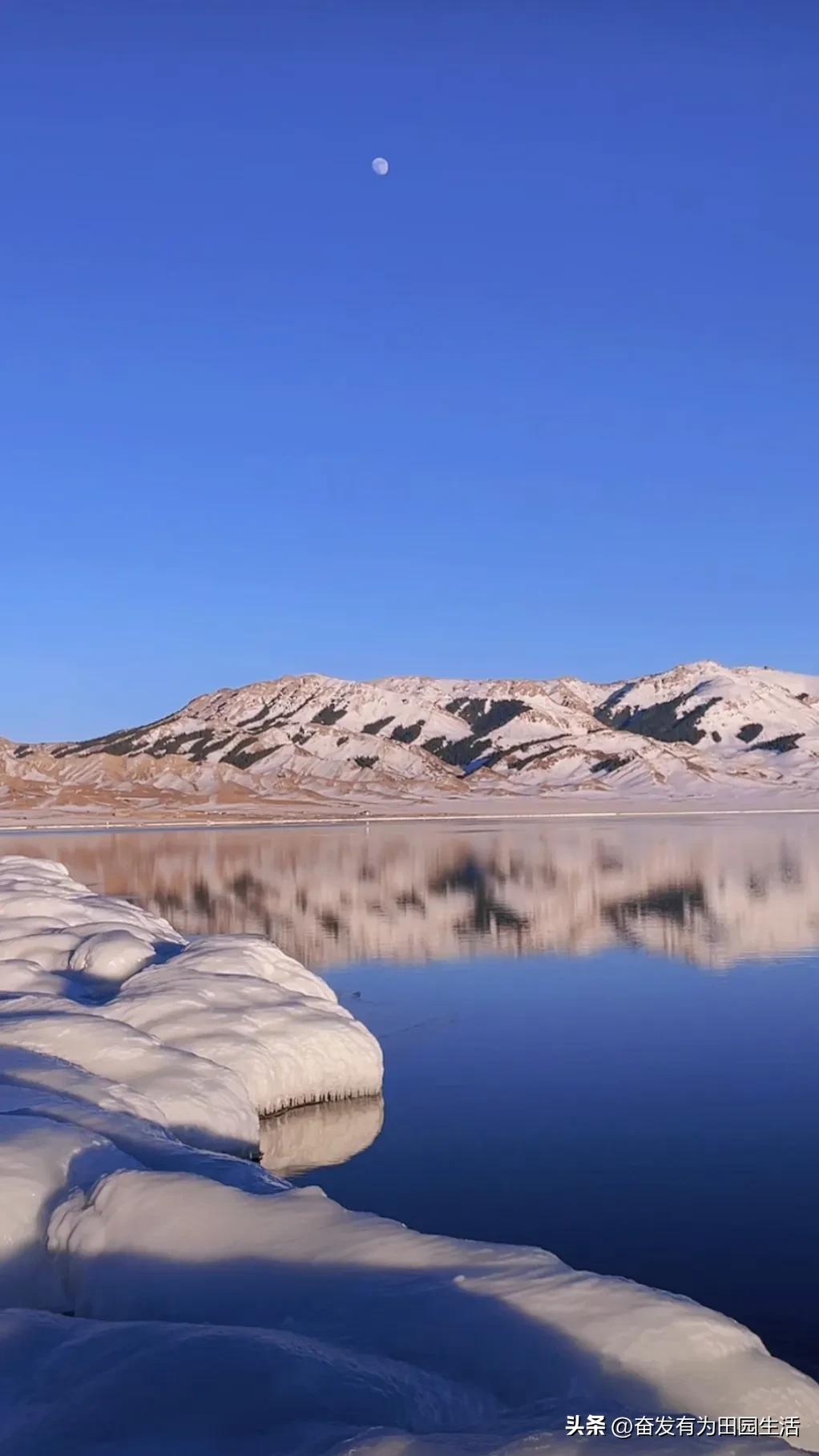 在冬日的怀抱中，我邂逅了那如童话般的美景。雪山倒影下的静谧湖泊，美得让人心醉。