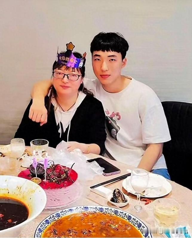 江苏，一女子儿子因公牺牲，伤心欲绝每天以泪洗面。突然，她在商场看到儿子的身影。那