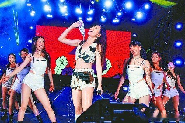 台灣性感女星安心亞，日前在《高雄啤酒音樂節》最後一天登場，帶來很多勁歌熱舞，她更