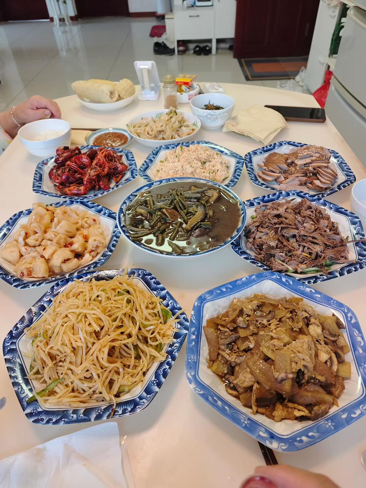 明天立秋了，朋友圈里很多人都在晒吃喝。
不仅仅是要贴秋膘，更重要的是我们将送走高