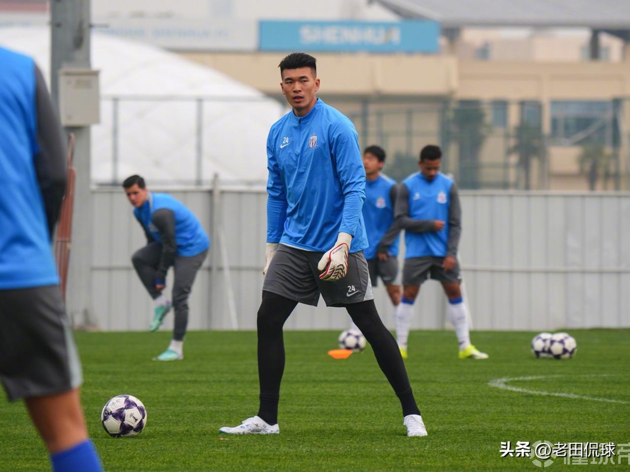 邵佳一国足招人引质疑，替补门将进国足…今天足协公布了国足集训队的名单，门将位置申