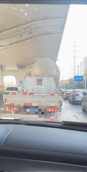 开车的大哥，刷手机不是准备导航的，而是看抖音呢！
不知他知不知，开车精力不聚中，