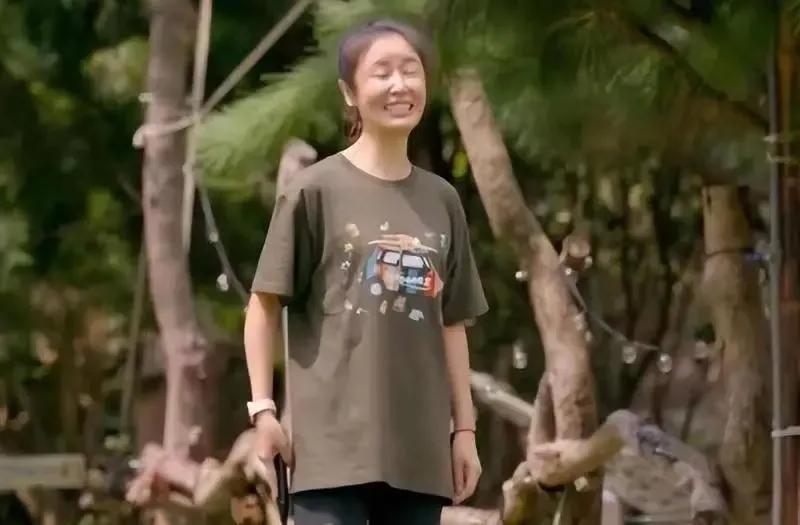 看看她们的素颜照，你可能会吓一跳吧！

其实，舞台上光鲜亮丽的她们，大部分人素颜