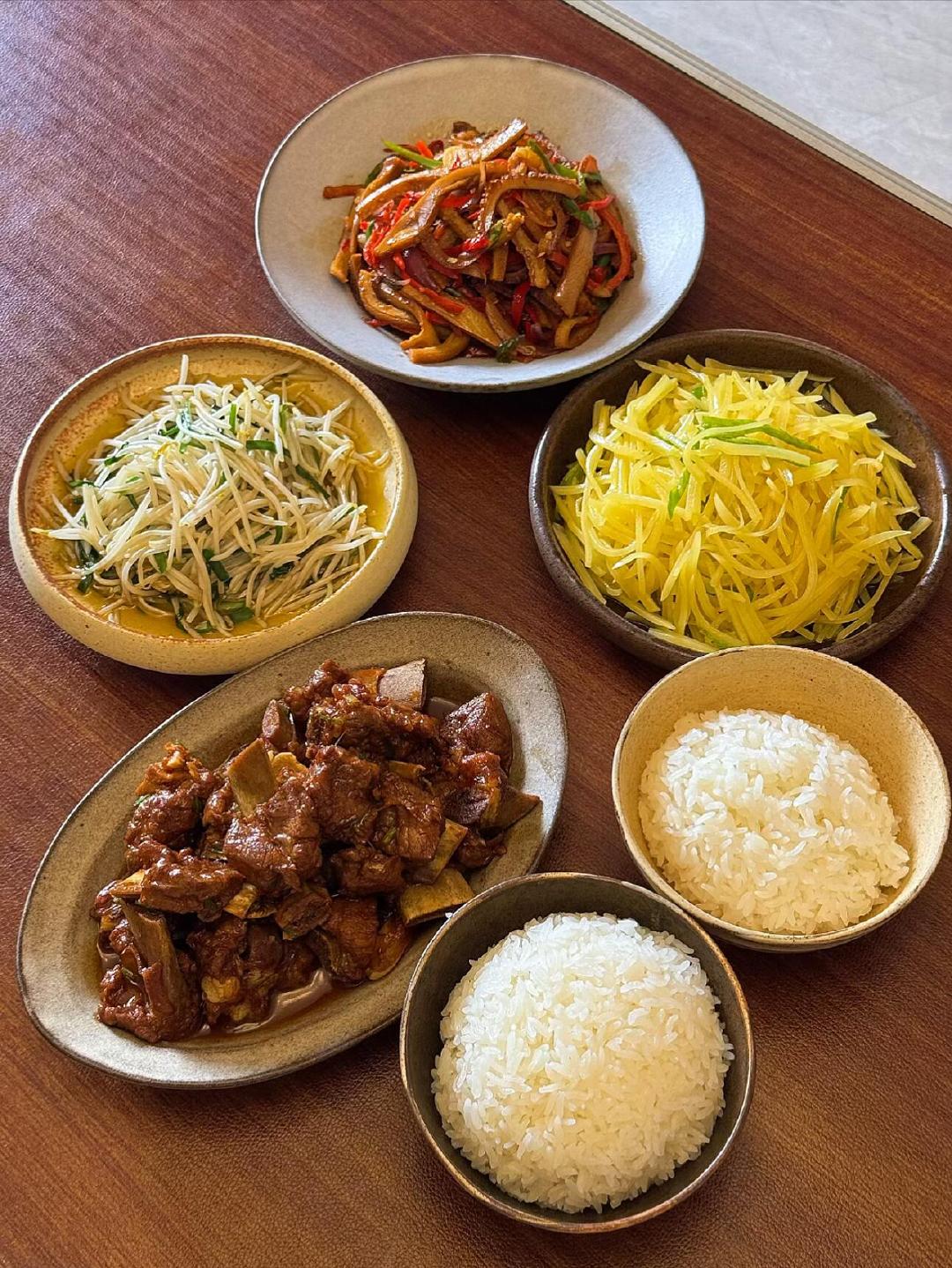 味道里都是满足,饭碗里藏着安稳。 