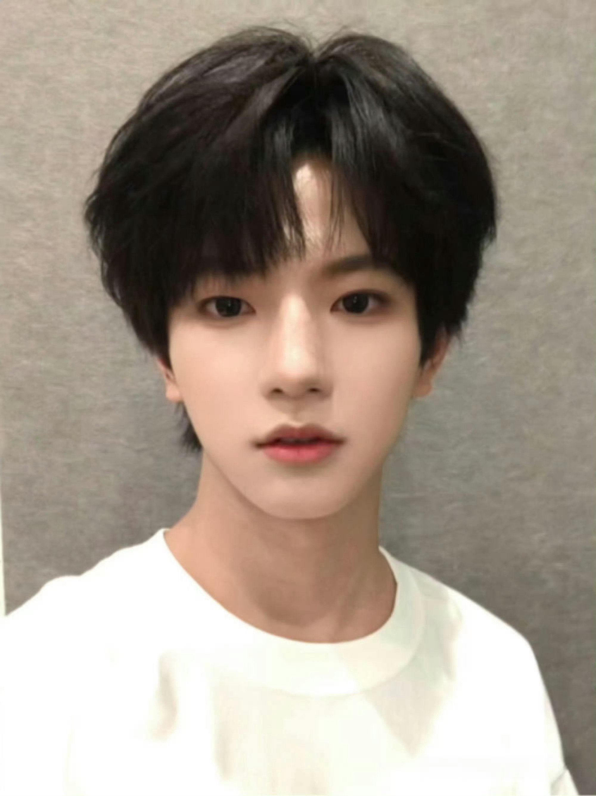 穆祉丞高会更新自拍一张🤳 