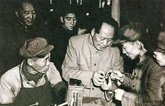 1.1956年1月，毛泽东视察国营南京无线电厂
2.1962年3月，朱德视察江西