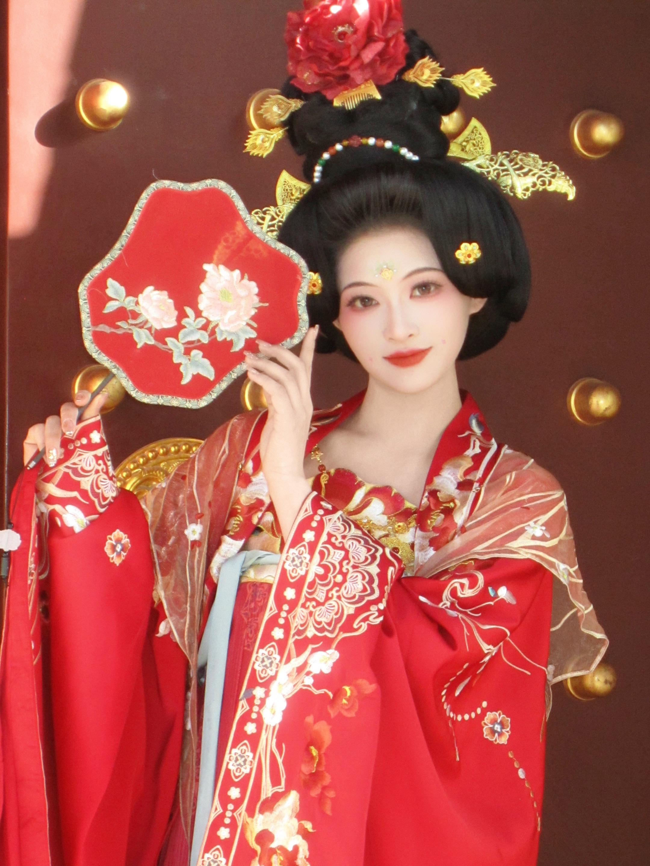 云想衣裳花想容 春风拂槛露。