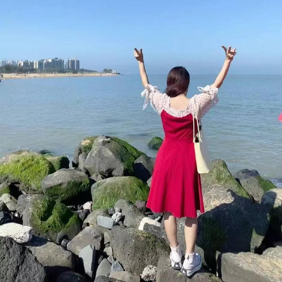 发工资了！今天我和媳妇儿一同发工资，往常的时候都是她先问我，今天我给她来了个先发