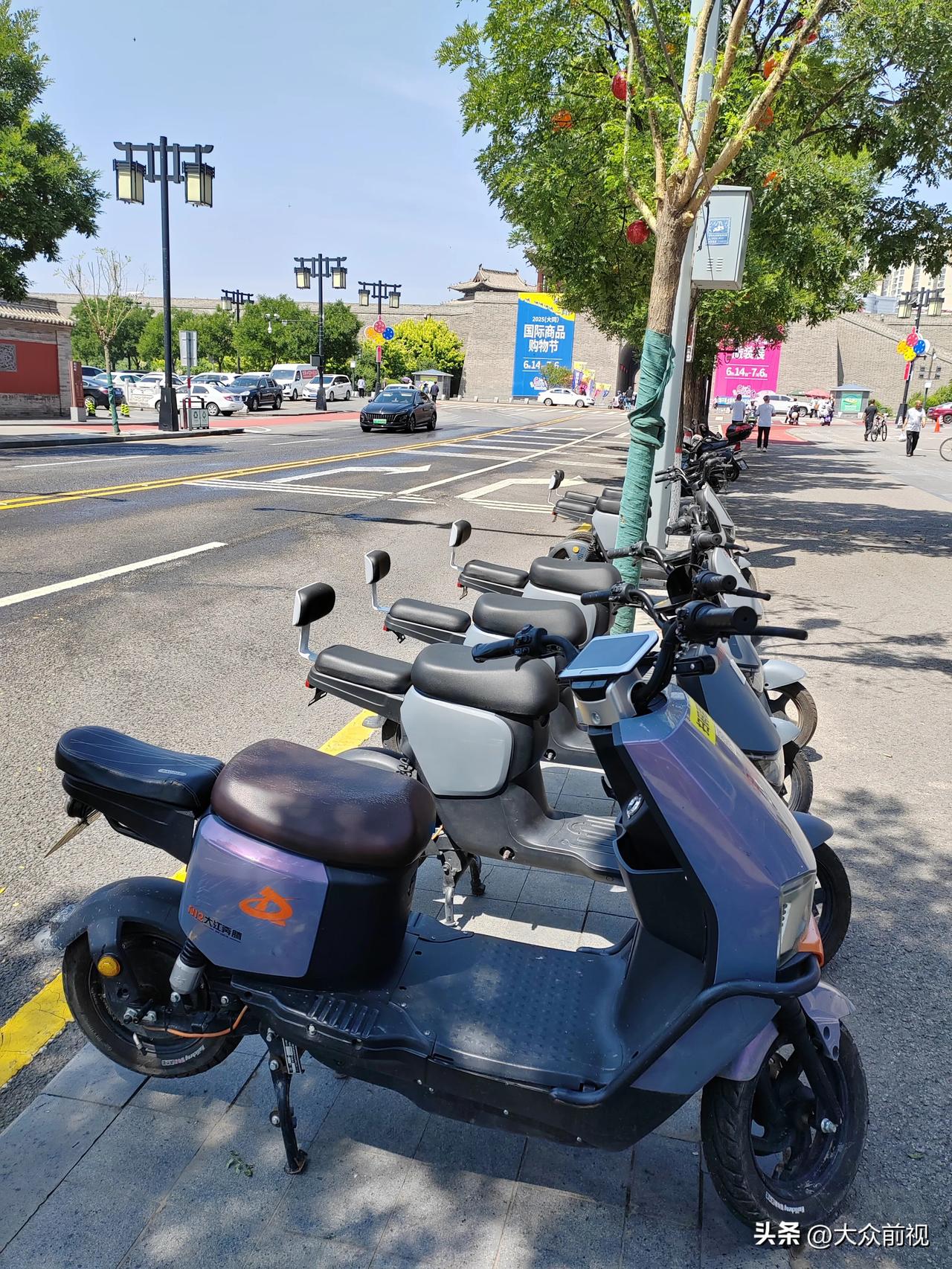 近日，大同古城街道出现了一些共享电动车，这些可“扫码”租用的电动自行车icon无