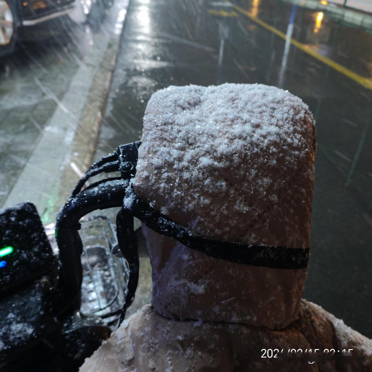 残疾女孩送外卖，回家后发现围巾冻结冰了
！前一天还是艳阳高照，本以为现在雪化了，