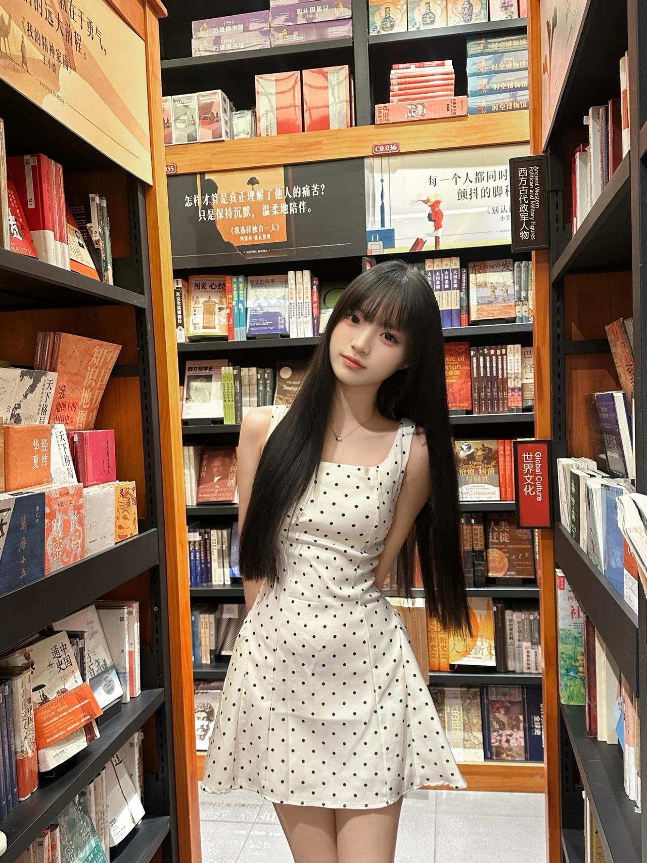 在书香满溢的图书馆里，遇见美好的你。📚✨清秀的女孩子是什么样子的 甜妹穿搭心得