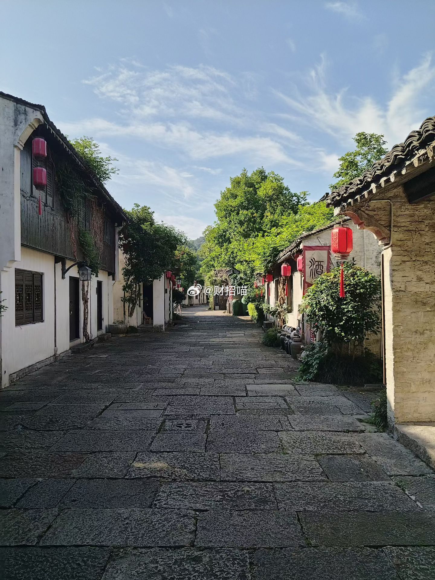 为什么谈恋爱比登天都难？因为谈恋爱的时候，你要去回答女人的情绪。女人的情绪千丝万