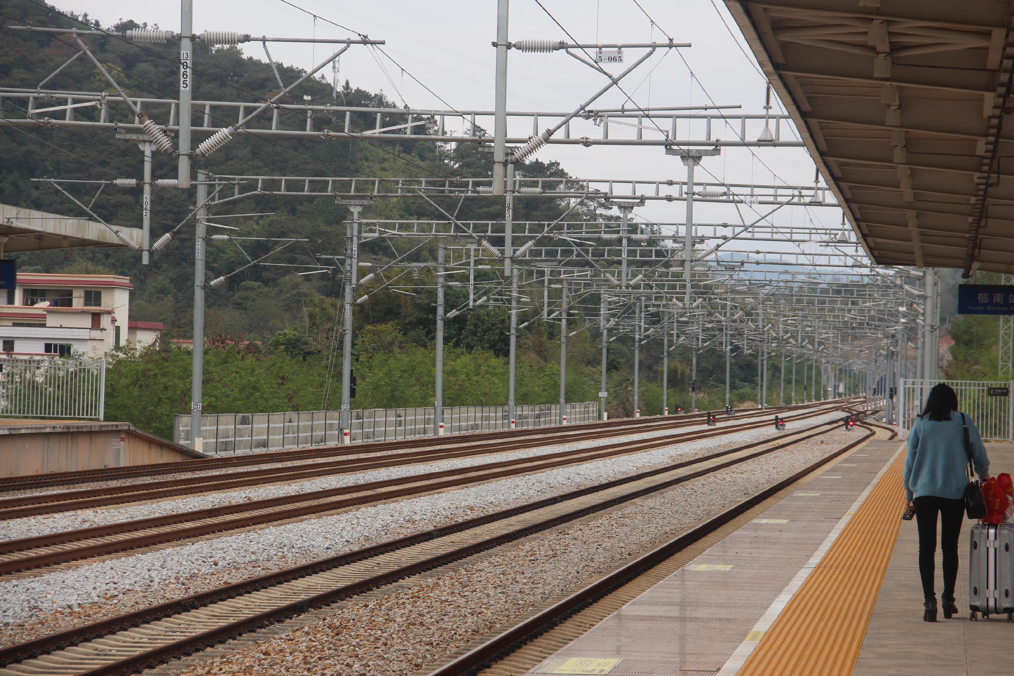 就这样年就过完了，又开始各奔东西了