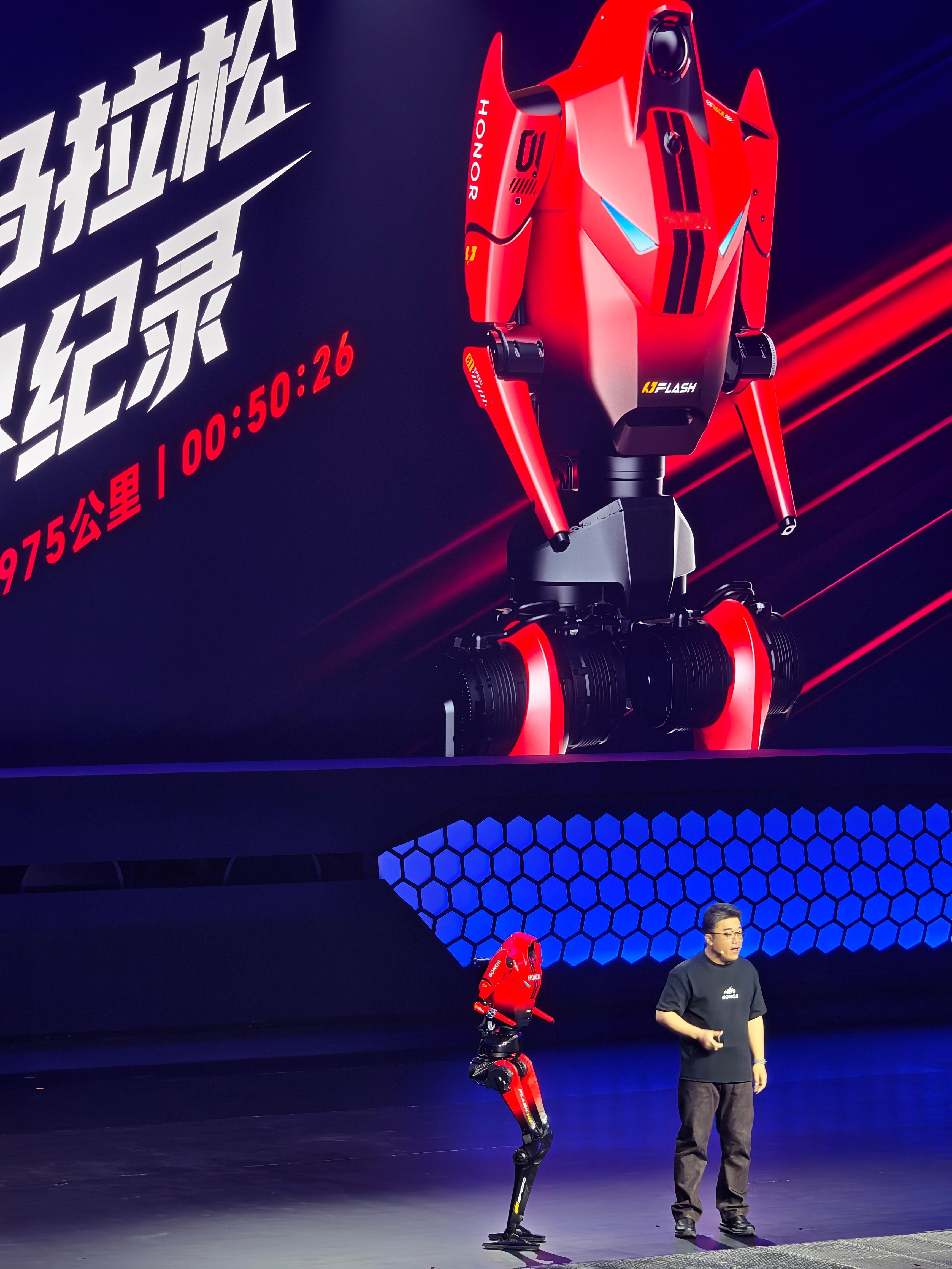 突然想起来我最期待的电影流浪地球开拍了，郭导看完机器人半马之后，要怎么塑造《流浪