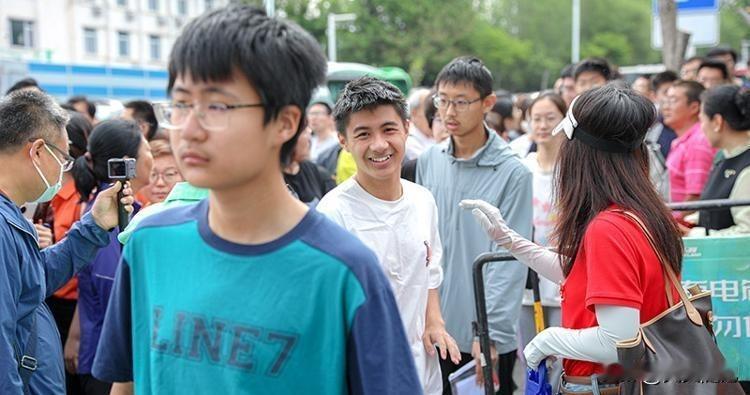 衡水老教师大实话：普通娃，高考就是仅有的退路
 
说实话，听完衡水一位老教师的话