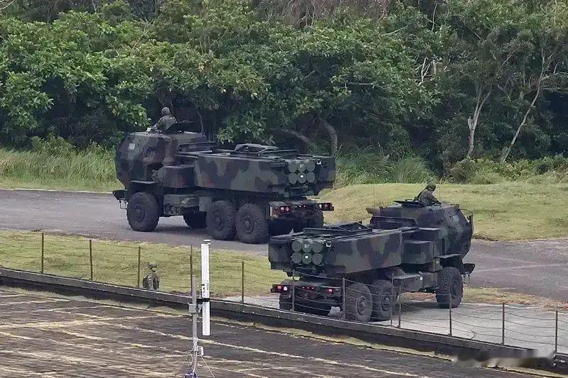 大势已定！台军手握大批远程武器，枪口炮口该对准谁，心里早该有数
 
近期，台当局