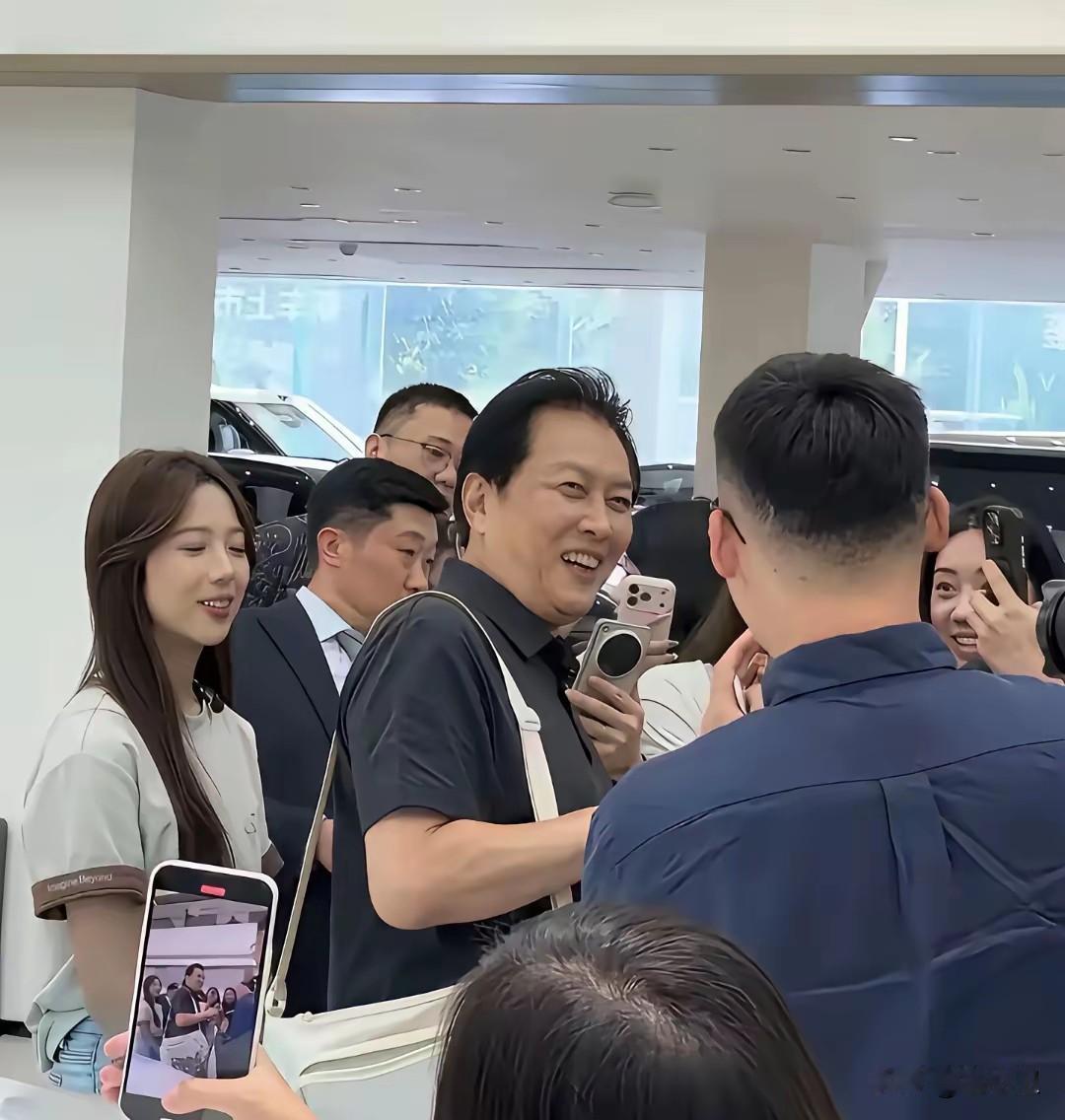 儒雅中不失威严，所以他除了演帝王就是演领导，74岁的唐国强精神状态超好