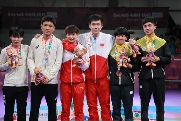 大家发现了吗？当年的青奥六子，王楚钦，林昀儒，张本智和，三个男生发展的都不错。但