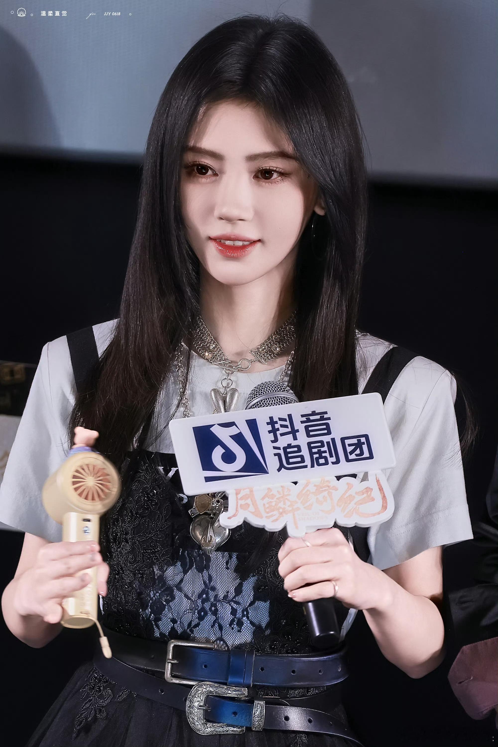 鞠婧祎的颜值真的每一帧每一个角度都是完美的。 