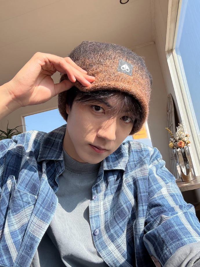 赵一博晒太阳长个  赵一博晒太阳好舒服 看到赵一博在阳光下舒适的样子，是不是很向