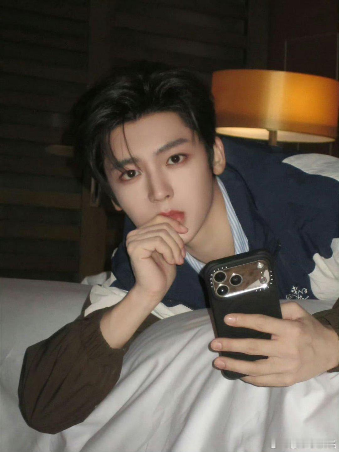 侯明昊宠粉有的是力气和手段侯明昊有点手段全使粉丝身上了用作品回馈喜爱，用温柔守护