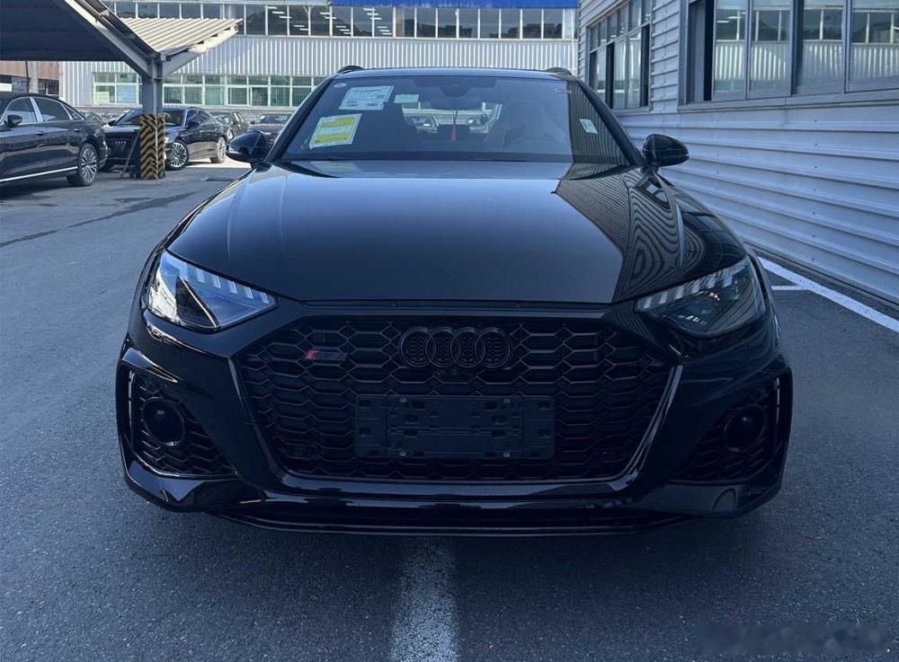 奥迪 RS4 Avant 燃擎版 传奇黑/黑内，现车辆选装：运动悬架带有DRC动