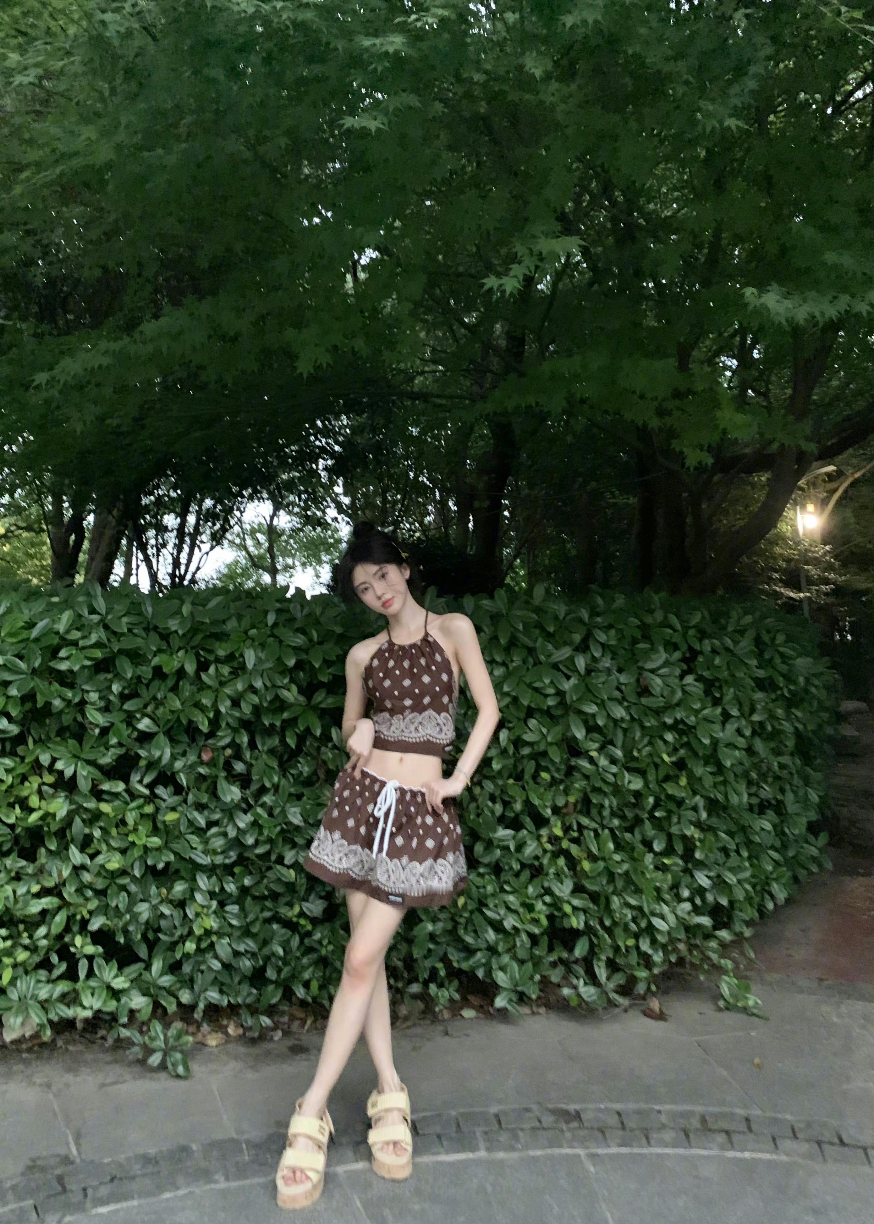 我说鞠婧祎不要太会拍了，怎么有人随便站在那里都能这么好看啊[泪] ​​​