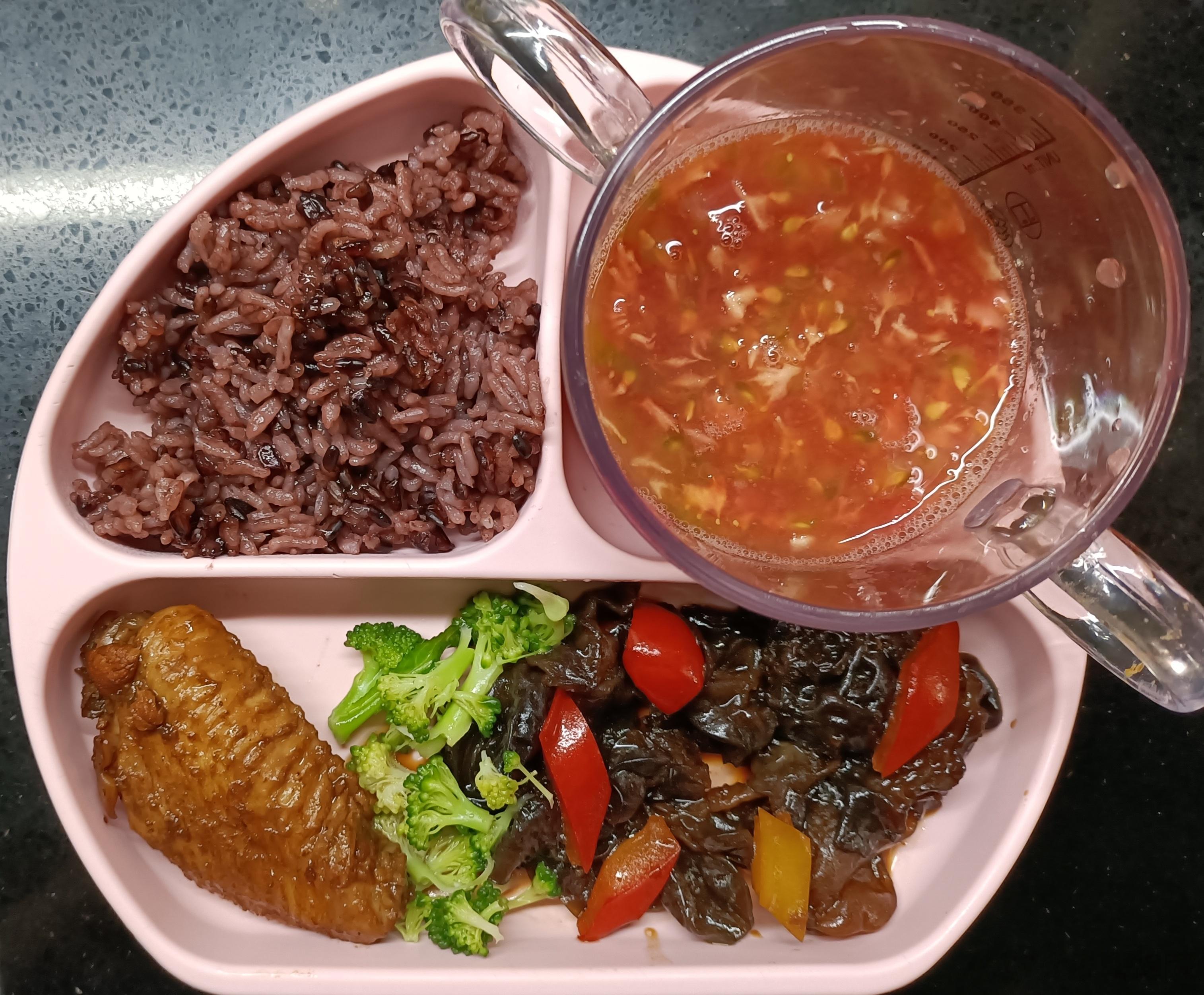 #糖糖的饭饭##科学育儿营养护航# 昨天午餐：紫米米饭，翅中，木耳彩椒西蓝花，番