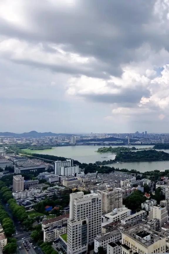 今年南京梅雨季结束了，紧接着高温无缝衔接。要说梅雨季和桑拿高温天哪种更难熬，还真