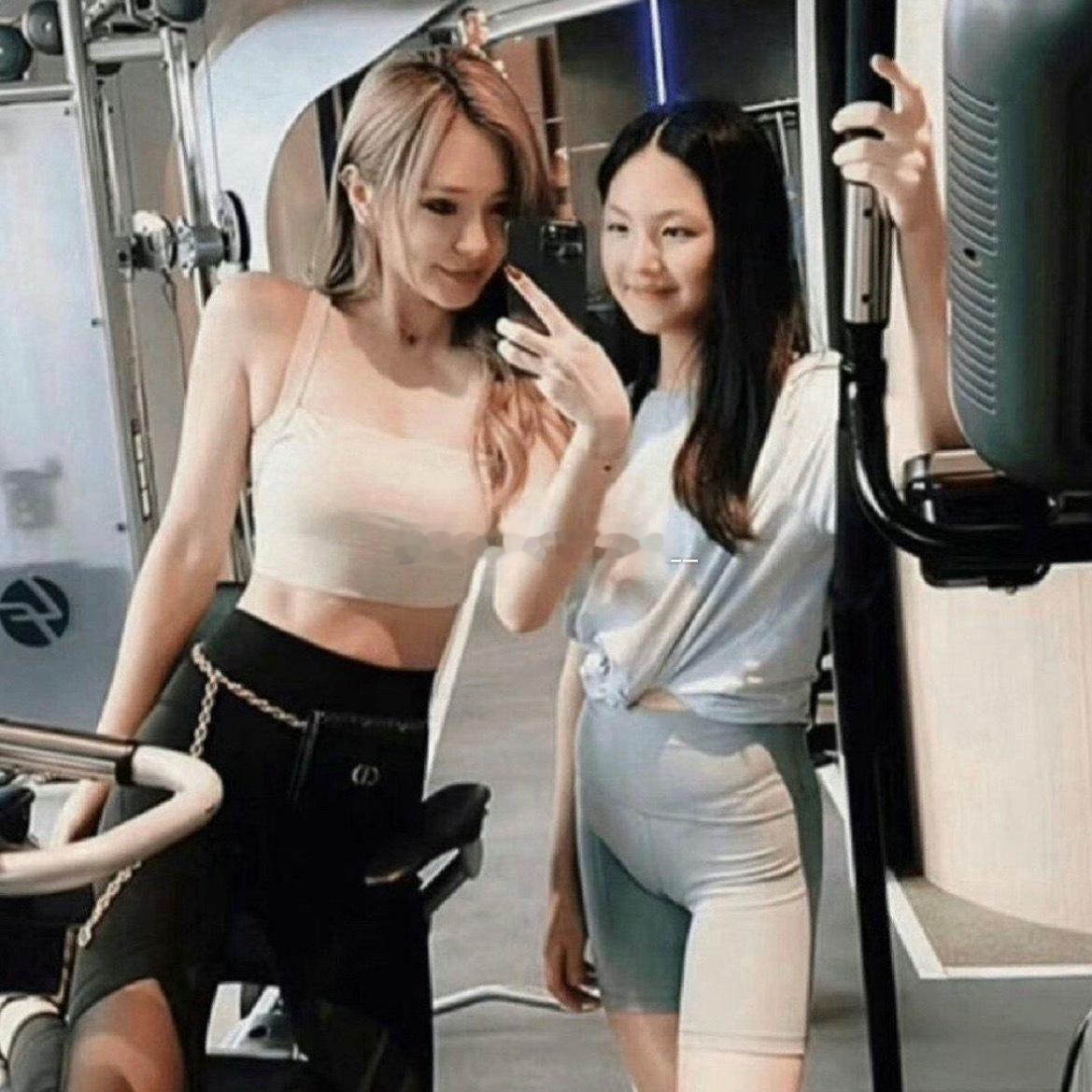 王诗龄的腿算是内娱第一直吧 