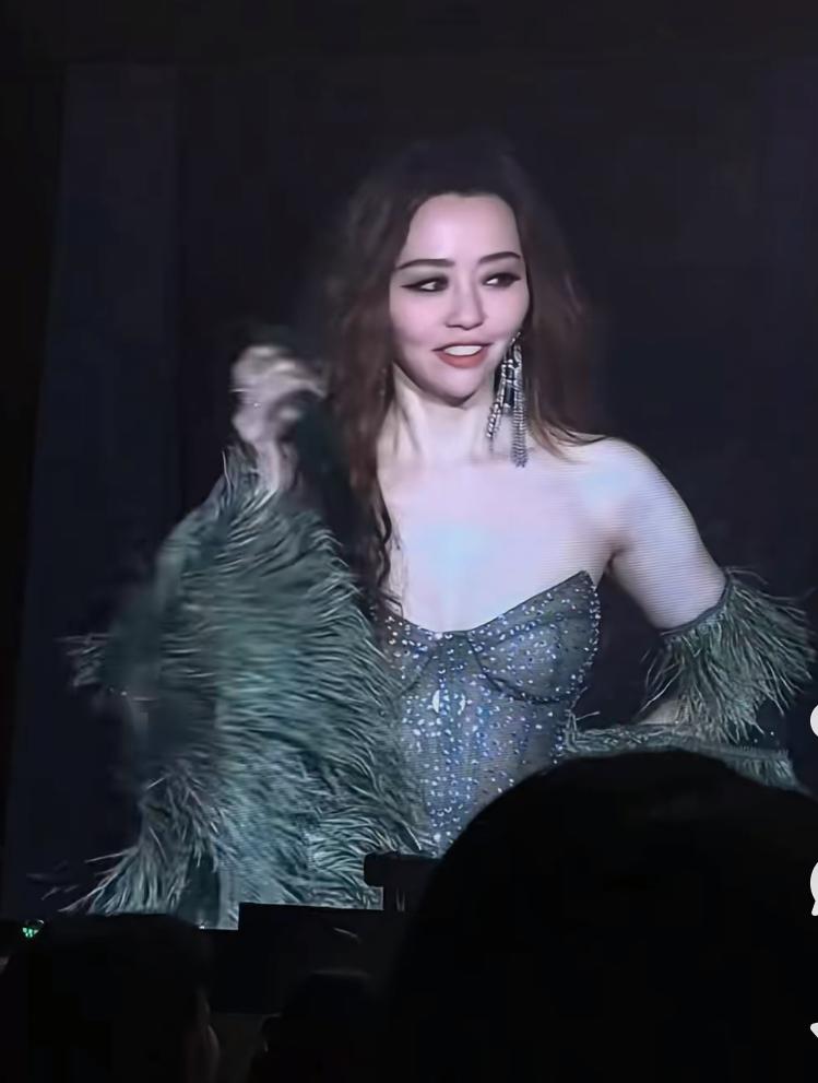 张靓颖掉下舞台后，第一反应就是笑着站起来接着唱
实际上，她这样的反应才是最真实的