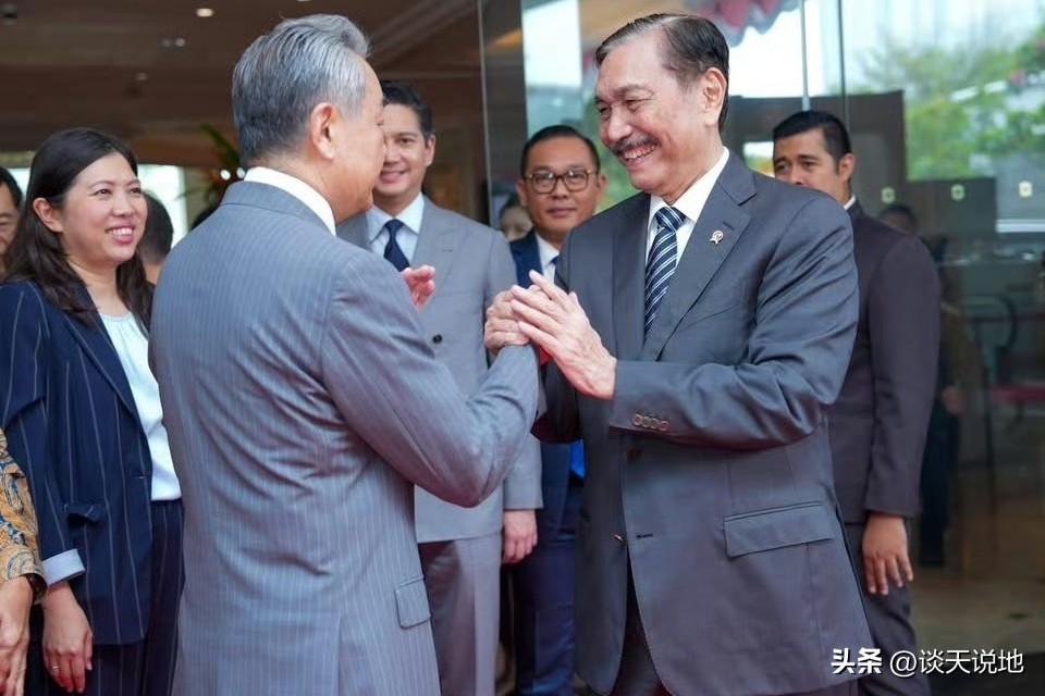 2026.8.22王毅外长在雅加达会见印尼国家经济委员会主席卢胡特