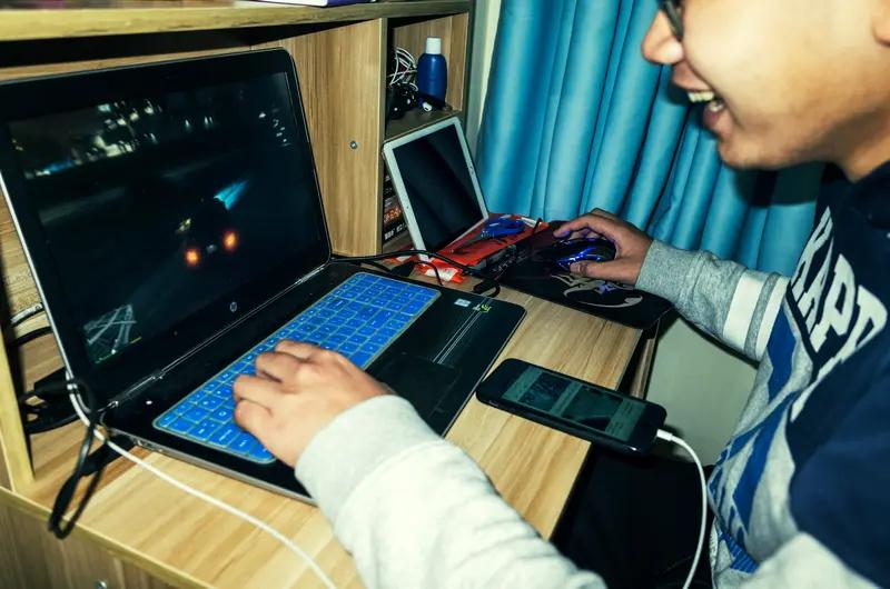 网传江苏南通大学禁止学生晚上10点半后在宿舍玩手机、电脑游戏，核实后将按照相关