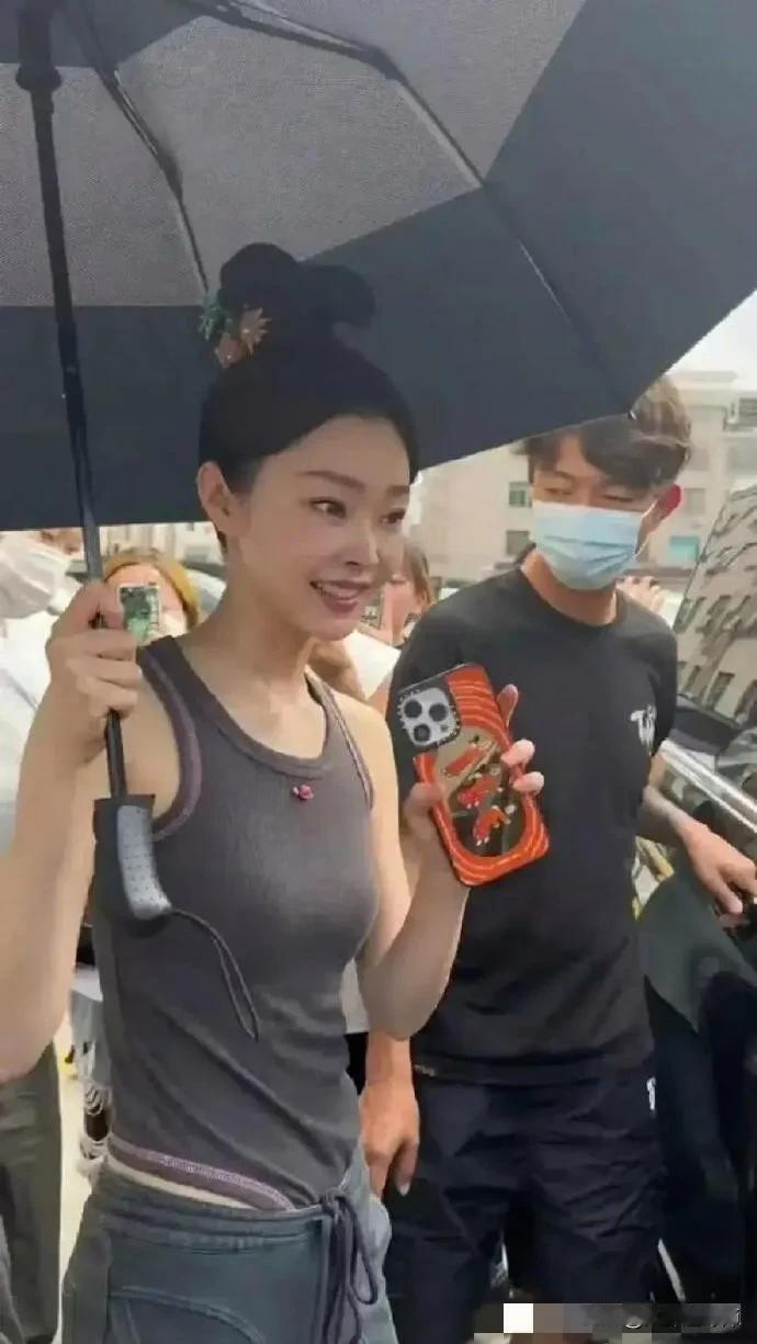 宋轶的衣服越来越看不懂，上厕所是怎么解决的？她穿的衣服好像泳衣一样，很贴身，非常