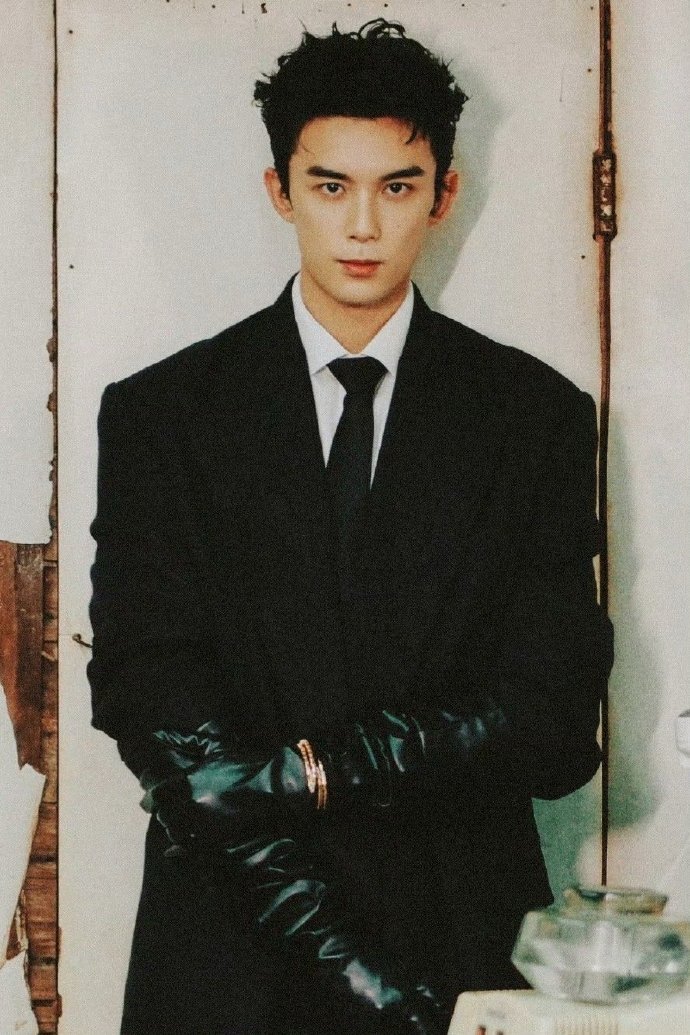 吴磊打游戏爽到了 吴磊打游戏的样子太迷人啦！冷脸萌戳中我的喜好，获胜后在线求夸的