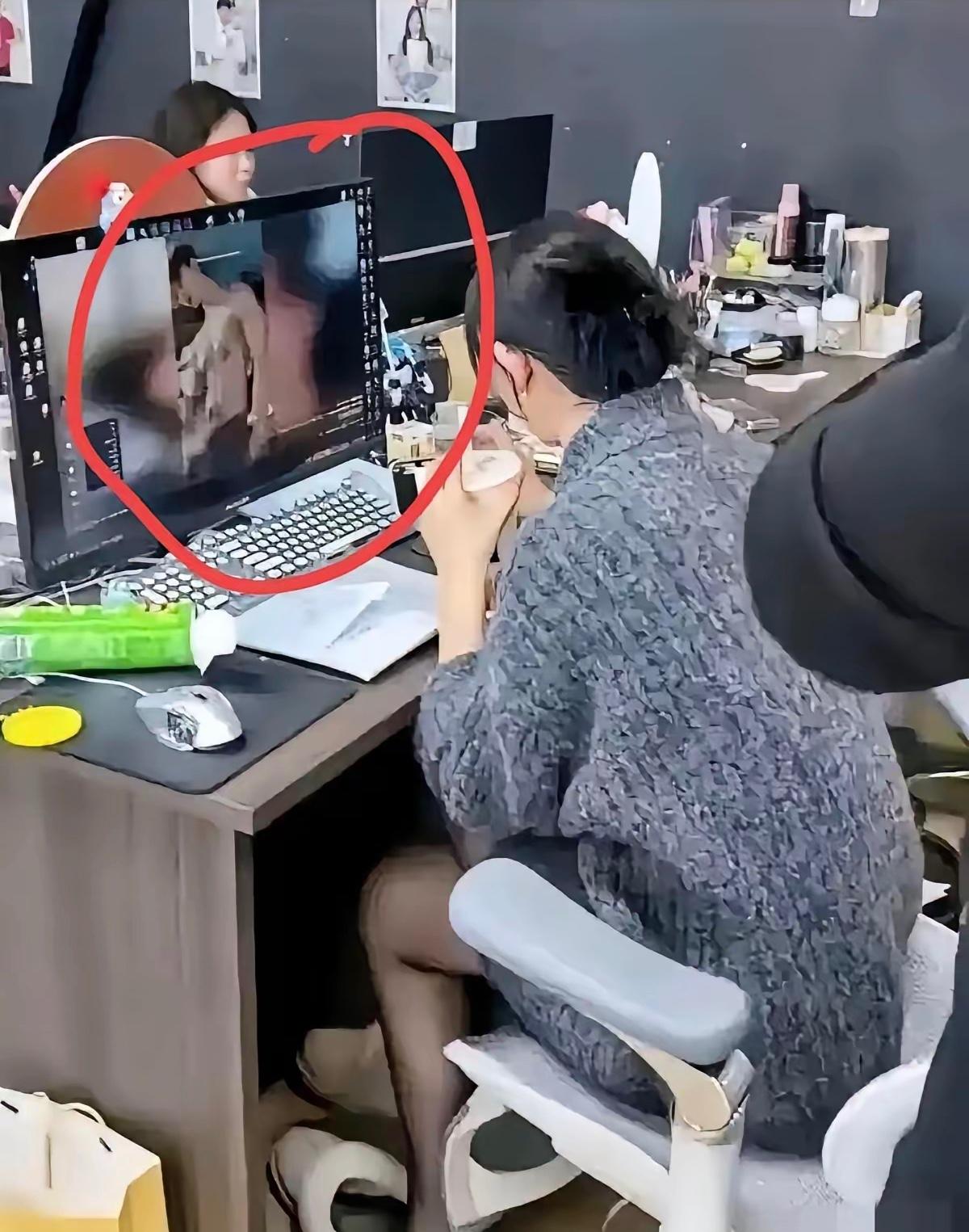 意外拍摄

​美女在办公室电脑上竟然看起了有“色”电影，完全没察觉到后面有人，这