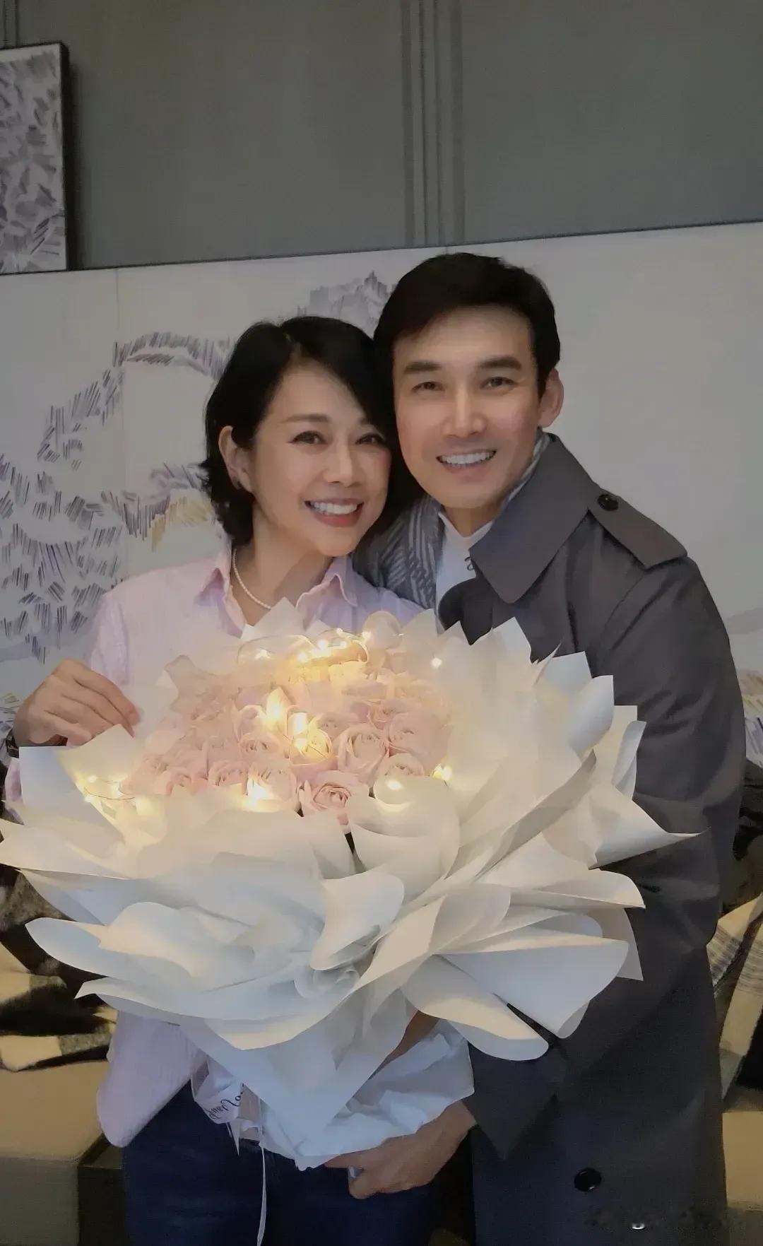 张铎真是个好男人！娶了大8岁的陈松伶，他把满满的爱都给了妻子。他们看着挺般配，姐