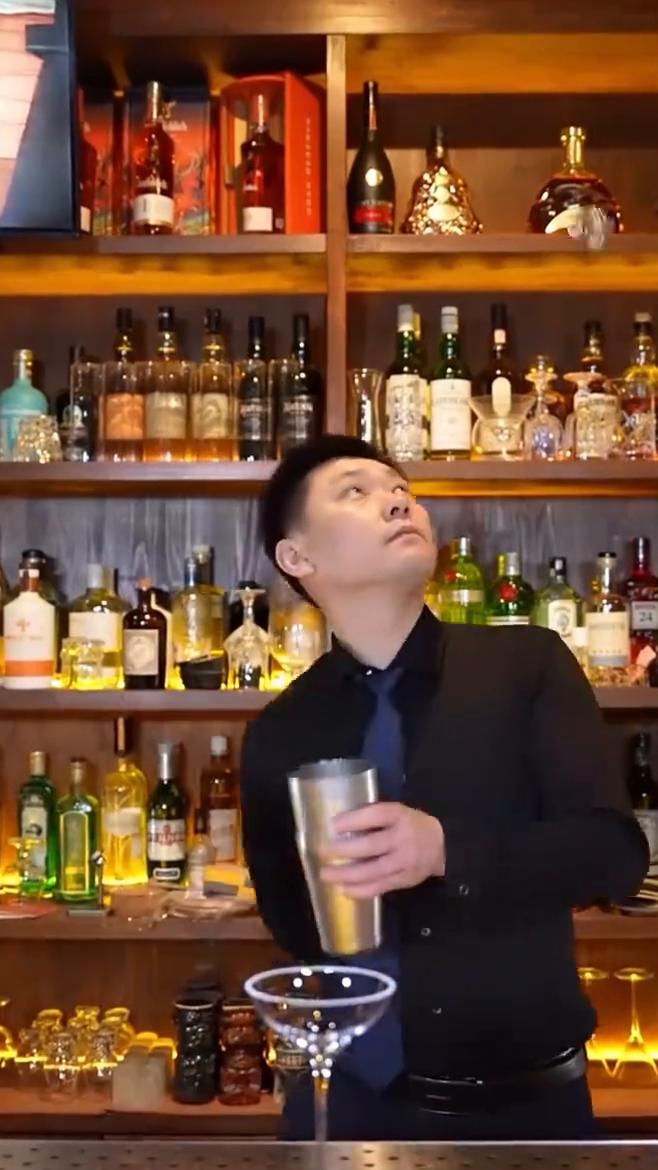 背抛果签叉草莓。