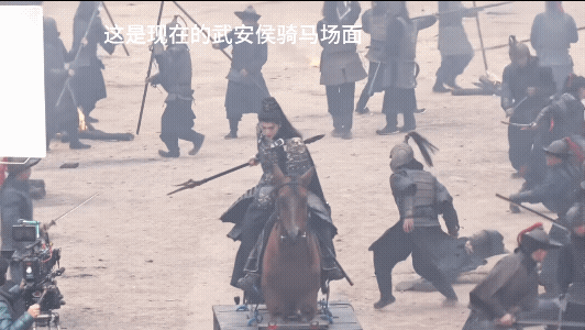武安侯骑木马，何润东骑真马，这就是差距
张凌赫骑着道具木马，被工作人员推着走，左