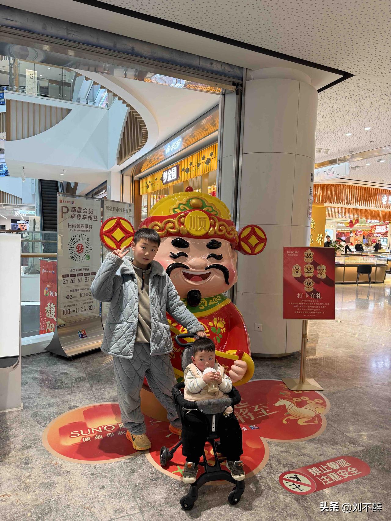 带孙子甜吗？
甜！
累吗？
累！

带孙子，
既非责任，
亦非义务。

甜，源自