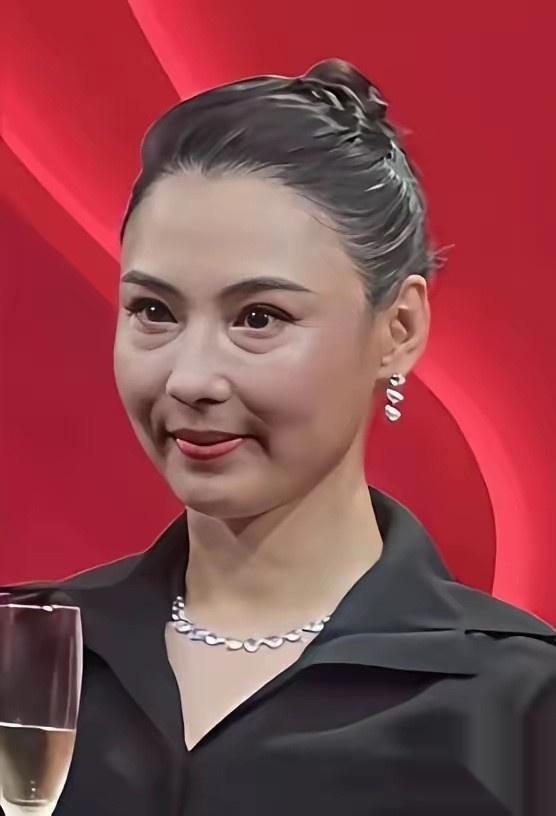 哎哟喂，现在对中年女性穿衣要求也太高了吧！
张柏芝穿深色显憔悴？她底子多好啊，4